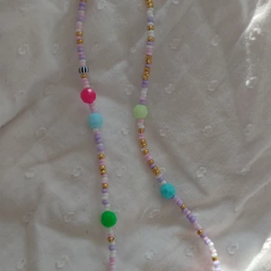 Bubbi necklace - Elastisk smykke med glade farger!