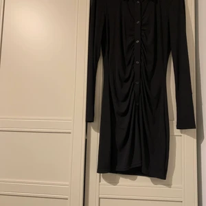 Mini klänning  - Använd ett fåtal gånger! Älskar klänningen men lite för stor på mig därför jag säljer. Väldigt stretchig i materialet! 