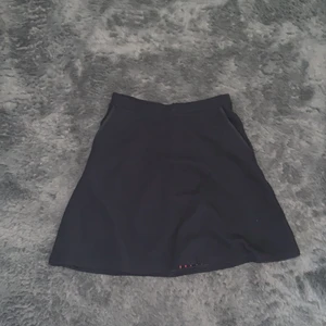 Kjol - Oanvänd kjol utav fint tyg med fickor på vardera sida. Då jag köpte i en storlek för stor så har jag ej haft användning för den. Skicket är i toppskick! 