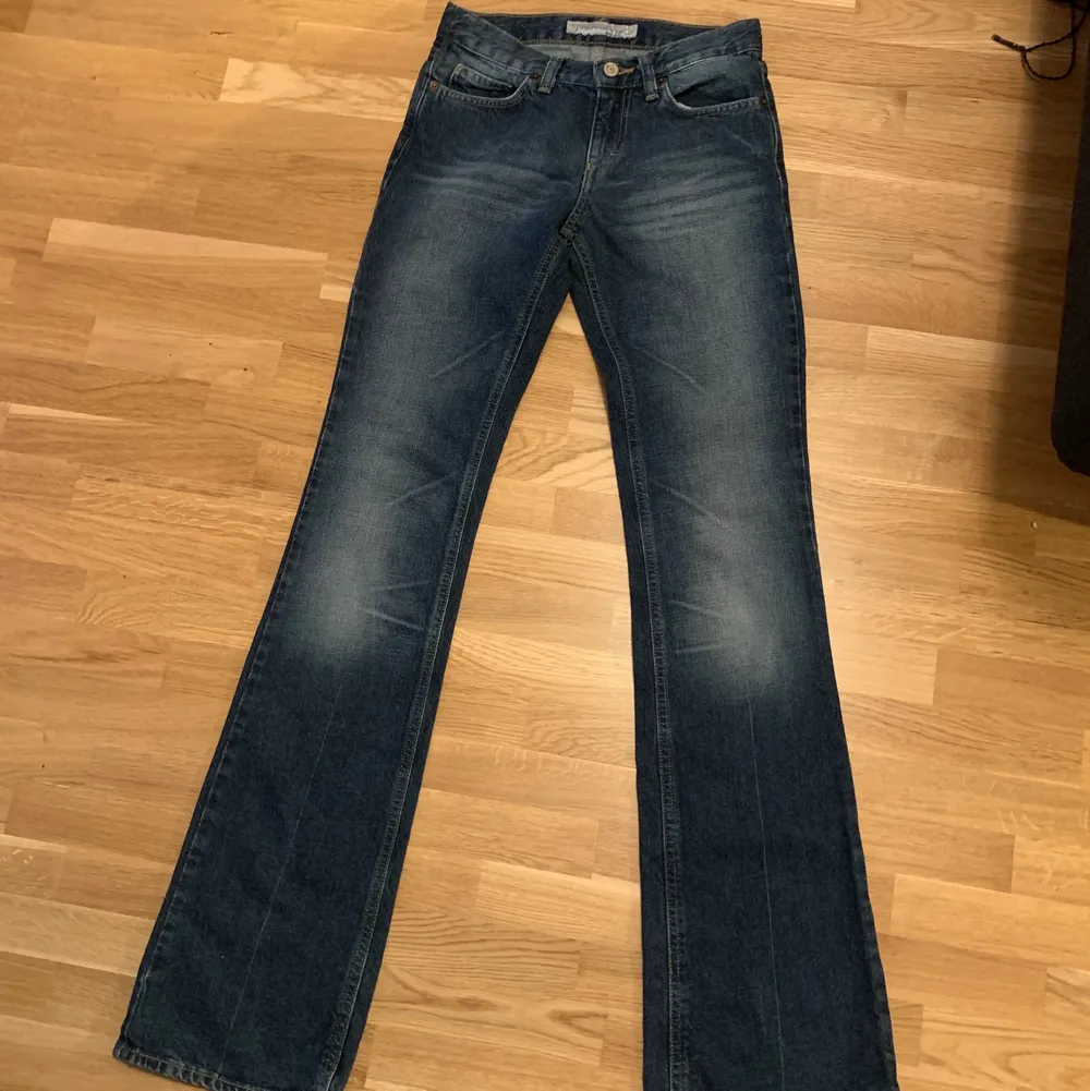 Säljer mina jeans från fornarina pga att de är för långa på mig😓oanvända av mig men köpta secondhand. midjan är strl25 och i längden är de ca 108 cm😊. Jeans & Byxor.