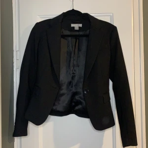 Kavaj  - Säljer denna snygga kavaj som KNAPPT är använd!🥰