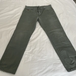 Wrangler Jeans - Vintage jeans lite slitage vid slutet av benen men ingenting som gör att dem kommer gå sönder eller så! Storlek 33-32 skulle säga de e TTS. Gråa i färgen