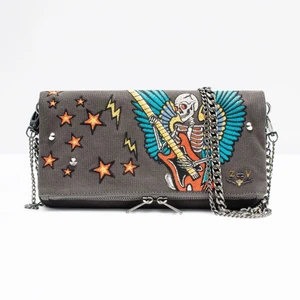 Exklusiv Zadig&Voltaire clutch - Jättecool och unik väska från Zadig&Voltaire med tillhörande dustbag. Väskan är ljusbrun med silvriga detaljer och broderat motiv. Säljs inte längre och är i väldigt bra skick. Inköpspris 2800 kr. Köparen står för frakt! 🥰 (första bilden är lånad)