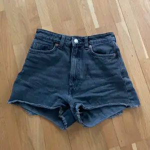 Fina shorts från Monki i urtvättad grå färg🤍🤍