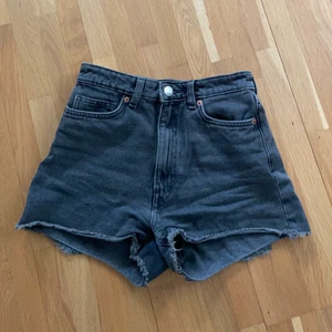 Grå shorts - Fina shorts från Monki i urtvättad grå färg🤍🤍