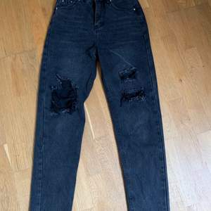 Fina svarta Jeans med slitning!  Använda fåtal gånger och i väldigt fint skick! 