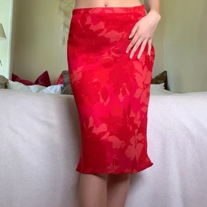 Mönstrad kjol - Så fin rosa/röd mönstrad midikjol, vintage från H&M! Midjemåttet är 74 cm och längden 68 cm, går att bära lite lågmidjat 💗