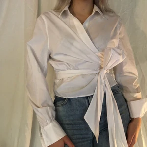 Blus  - Vit omlottblus. 