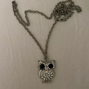 Halsband - Fint halsband med en Uggla på🤍🦉50kr+frakt (13kr)💞Man kan själv justera hur halsbandet ska sitta🤍