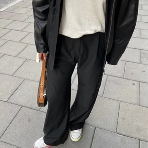 Djerf Avenue favorite pants black - Oanvända djerf avenue favorite pants black som jag har köpt på tradera (försäljaren sa att dom också var helt oanvända). Ordinariepris: 1499kr. Bara att skriva om ni har några frågor!