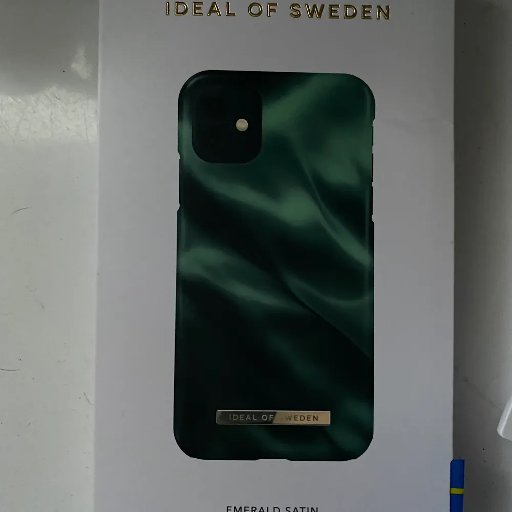 Ett helt nytt mobilskal från ideal of sweden. Skalet är magnetsikt. Säljes pgr av dubbelköp. Passar iPhone 11/XR. Nypris 399kr.. Accessoarer.