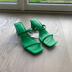 Klackar i storlek 40 - Jag säljer dessa fina oanvända klackar som endast har testats. Så fina till outfits i sommar!! 🤩🤩🤩 Ordinarie pris 299kr men jag säljer dem för 250. Skriv gärna ditt bud i kommentarerna💗