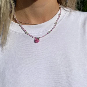 Halsband med hallon! - Gulligt pärlhalsband med ett hallon 💞 perfekt nu till sommaren! Både halsbandet och berlocken är handgjorda av oss! 🥰 Gjord med icke elastisk tråd och har ett spänne bak. Frakt 13kr om du betalar med Swish 😊