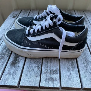 VANS OLD SCHOOL PLATFORM stl.37 - Vans med hög sula säljs pga fel storlek. Sparsamt använda. 