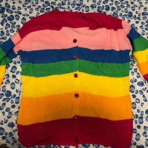 Helt ny fin regnbåge kofta Storlek L.  - Ny, dubbelköp. Jättefin o mysig. Får en på bra humör. Storlek L men står XL. Köpt utomlands. 