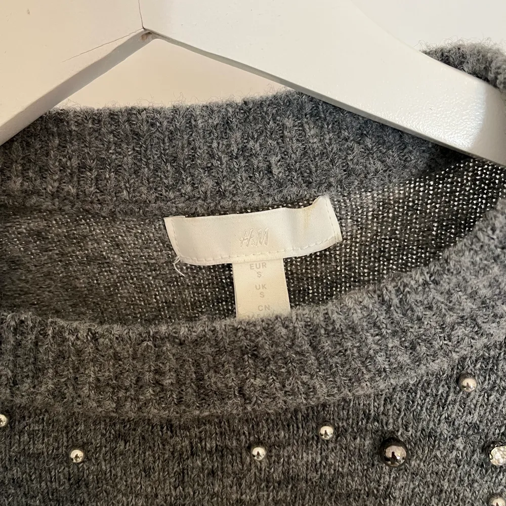 Stickad tröja från HM i storlek S. Väldigt mjukt material med pärlor upptill. Säljer för 150kr inkl. Frakt. Tröjor & Koftor.