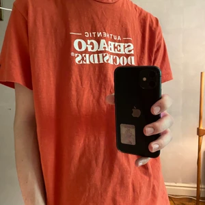 Stor t-shirt - Hyfsat baggy tischa från sebago docksides, orange färg som inte är för skrikig, passar fett med svart o mörkblått enligt min erfarenhet👍