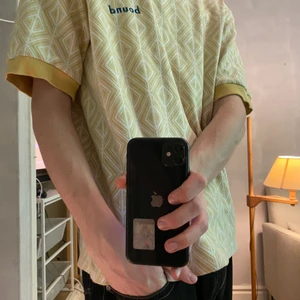 Mönstrad Bound tshirt - En episk tischa från en kollektion av Bound som jag tror släpptes hösten 2019? lite osäker, det är iaf äkta vara men redigt använd, beige och pastelgul med väldigt tjockt tyg 