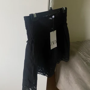 Svart volang kjol - Helt ny, säljer då jag har en liknade❤️ super snygg till sommaren!! 