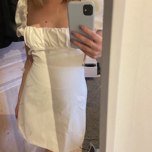 Linneklänning från Zara - Linneklänning från Zara strl. S, använd en gång på på studenten så är i fint skick! 