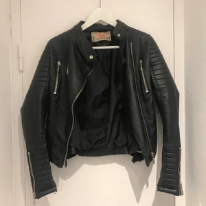 Skinnjacka chiquelle moto jacket - Skinnjacka från chiquelle (moto jacket) några sömmar har lossnar i ryggen på innertyget pga tunt/fint tyg, inget som syns utifrån (lätt att sy ihop)