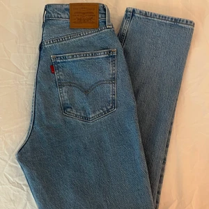 Levis Jeans NYSKICK - Säljer ett par ljusblå Levis Jeans i nyskick!🌻 Endast använda fåtal gånger.   Modell: 70s High Slim Straight. Storlek: W27/L29 (passar mig som har stl 36-38).  Köparen står för frakten.🌻 