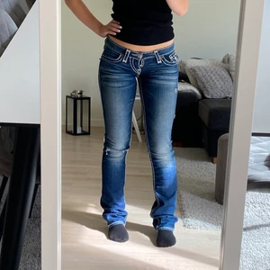 True religion jeqns - Säljer dessa ursnygga och eftertraktade true religion jeansen i strl 24. Är tyvärr små på mig. Dragkedjan har hoppat ur, men det går att fixa!