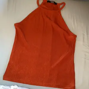 Super snyggt linne i orange färg i finaste materialet. Super somrig och snygg! Storlek s 