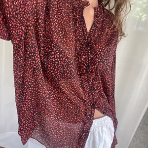 Blus från mango - Jätteskön att ha på sommaren! Funkar både att ha på stranden som en ”coverup” och vi festligare tillfällen! 