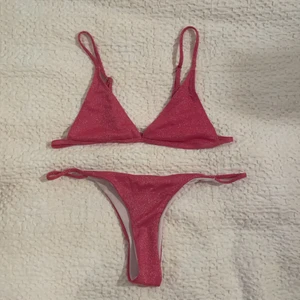 Bikini - En jättefin rosa glittrig bikini som är för liten för mig, den är aldrig använd! 