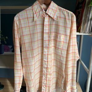 Härlig somrig skjorta 🧡 - Skjorta köpt second hand i jättebra skick! Tunnt lite genomskinligt material så perfekt till sommaren. Skickar när jag ser pengarna på mitt konto 🍃