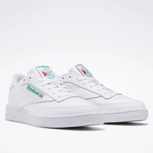 Reebok Classics Club C 85 strl 39 - (Inte mina bilder) Vita sneakers från Reebok i läder. Aldrig använda, knappt uttagna ur lådan, säljer då de ej passar mig bra. Nypris 879 kr. Kan mötas i Hudiksvall eller Sundsvall. Köparen står för frakt.