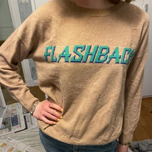 Sandro Flashback tröja - Säljer denna snygga och trendiga tröja från sandro i coolt motiv!