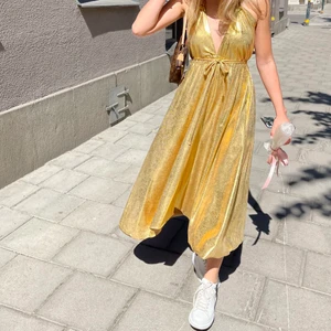 Guldklänning - Säljer denna amaaazing klänning i ett ascoolt guldtyg! 