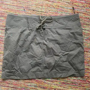 Jättefin grön cargo kjol! Köpt på loppis men från början ifrån Lindex! Säljer pga inte min storlek:) frakten ingår i priset! Storlek 40.