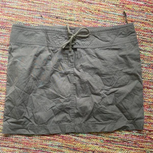 Cargo kjol - Jättefin grön cargo kjol! Köpt på loppis men från början ifrån Lindex! Säljer pga inte min storlek:) frakten ingår i priset! Storlek 40.