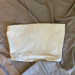 Tubtopp  - Tubtopp från H&M. Använd max 2 gånger. Beige storlek XS. Inte stretchiga 