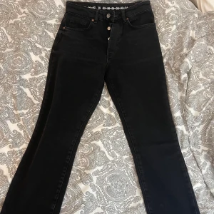Byxor - Jeans från bikbok, aldrig använda endast testade , säljs pga att de är för små, jättefina och bra material. Kan tyvärr inte ta bild med dom på då de ej passar men skickar gärna fler bilder. Strlk 28. Fraktkostnad tillkommer. 