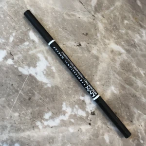 Ögonbryn penna - Från nyx. Auburn färg. Oanvänd. Den ä ny. Gratis frakt