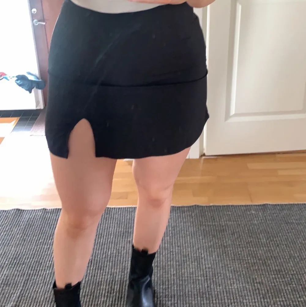 En svart liten kjol som jag köpt från shein men som tyvärr är lite för liten för mig. Kjolen är i storlek medium. Det är en dragkedja på sidan så man lätt får på sig den 💕 den är aldrig använd. Köparen står för frakt. . Kjolar.