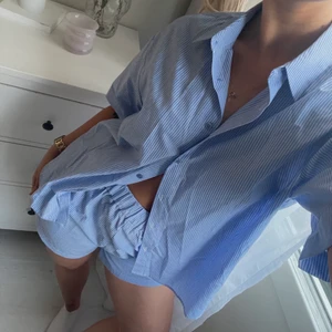 Randigt sett - Säljer detta fina sett från NAKD då det inte kommer till användning. Använt Max 2ggr, sen legat i gardroben! Nypris för båda är 649kr💗