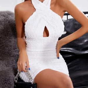 Storlek L men sitter mer som en M!  - Superfin vit klänning, aldrig använd säljer pga av köpte fel storlek🌺🌺