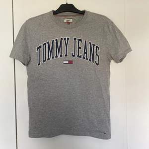 Grå T-shirt från Tommy Jeans/Hilfiger i bra skick. Nypris ca 450kr.