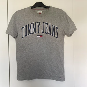 Tommy Hilfriger T-shirt storlek S - Grå T-shirt från Tommy Jeans/Hilfiger i bra skick. Nypris ca 450kr.