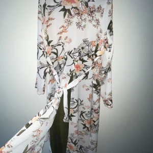 Klänning  - Det är en klänning som är äldre än mig och kan bäras av vilken tjej som helst som bär slöja eller nån som har inte på sig. 