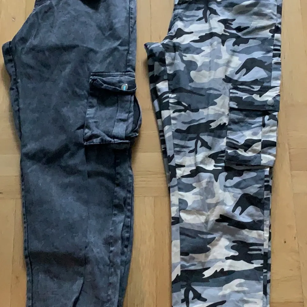 Höga i midjan, sitter tight över bak o lår.  Camo-small Stengråa-medium. . Jeans & Byxor.