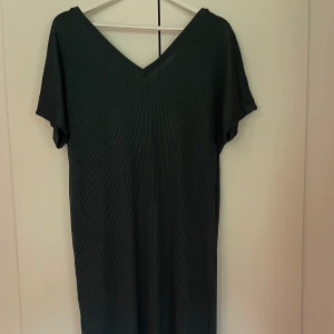Klänning  - Klänning från Lindex med ganska tungt material, knappt använd 