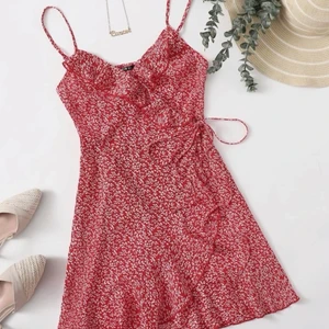 🌸🌸Röd sommarklänning🌸🌸 - Jättefin sommarklänning som aldrig är använd 