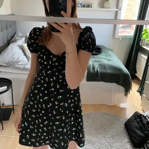 Sommarklänning - Superfin sommarklänning från hm. Storlek 38 men passar 34-38🌷