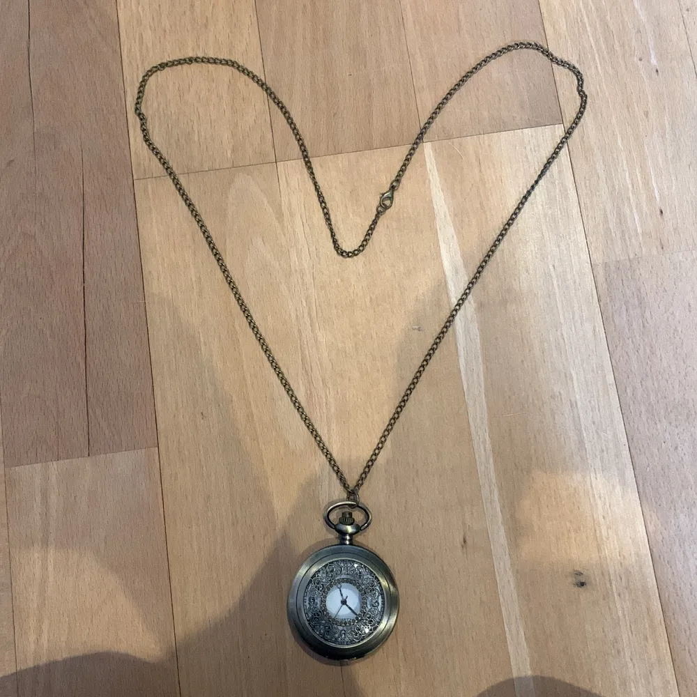 Säljer den här jätte fina vintage Quartz klocka säljer för att jag fick den av en person jag inte vill komma ihåg. Finns inga synliga skador och kan bara mötas upp runt om i Skåne . Accessoarer.